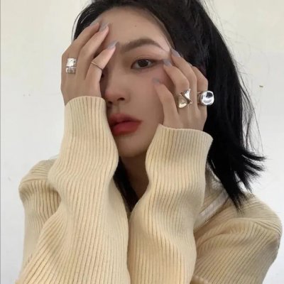 照片中的女孩